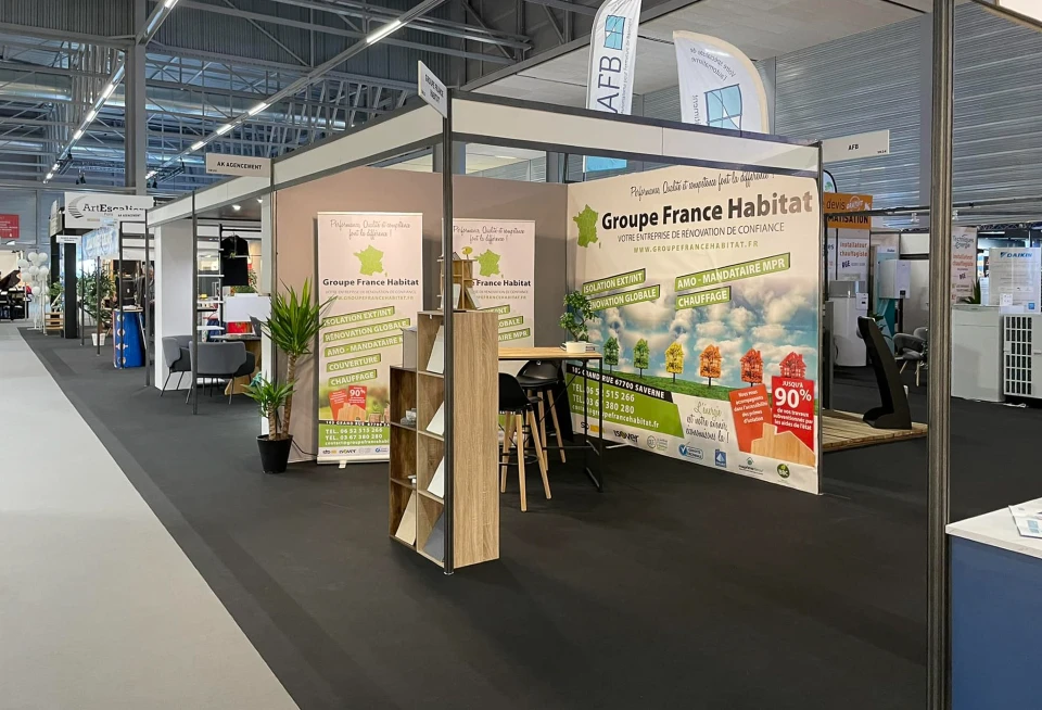 Entrep&ocirc;t industriel avec palette en bois charg&eacute;e de plaques de pl&acirc;tre empil&eacute;es, une plaque dress&eacute;e verticalement montre la marque r&eacute;p&eacute;t&eacute;e "GIPS BOARD"