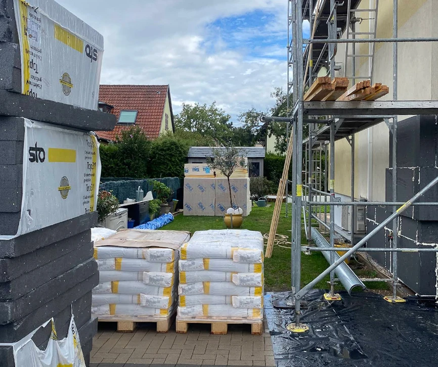 Architecte ou ingénieur travaillant sur plans techniques dans bureau lumineux