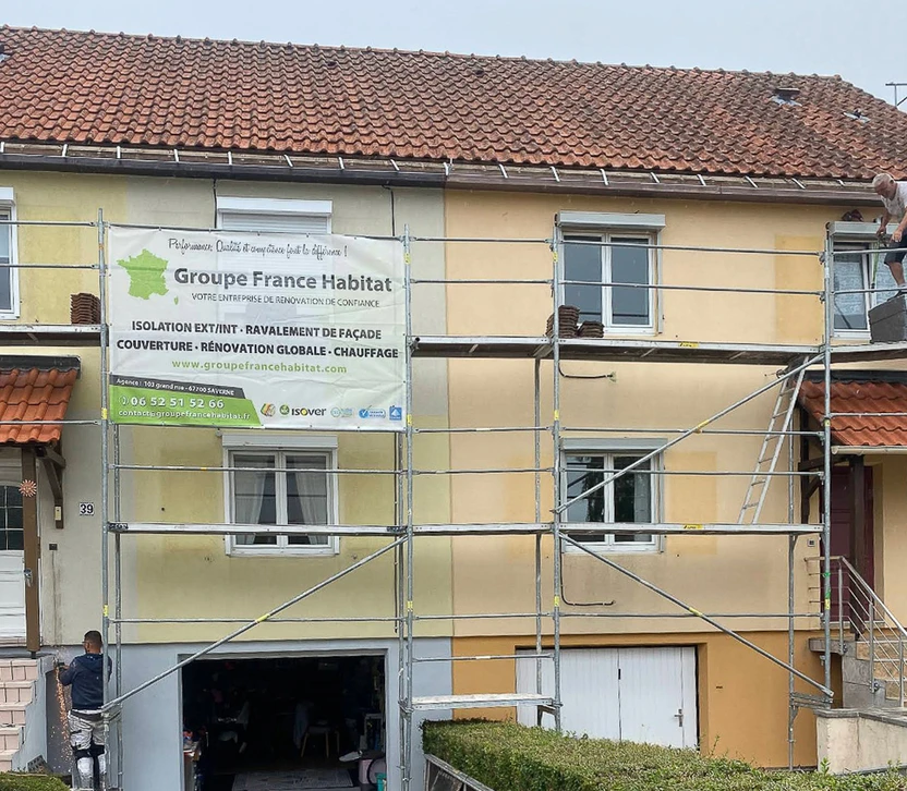 Façade industrielle historique en brique rouge avec fenêtres à carreaux et arcs en briques